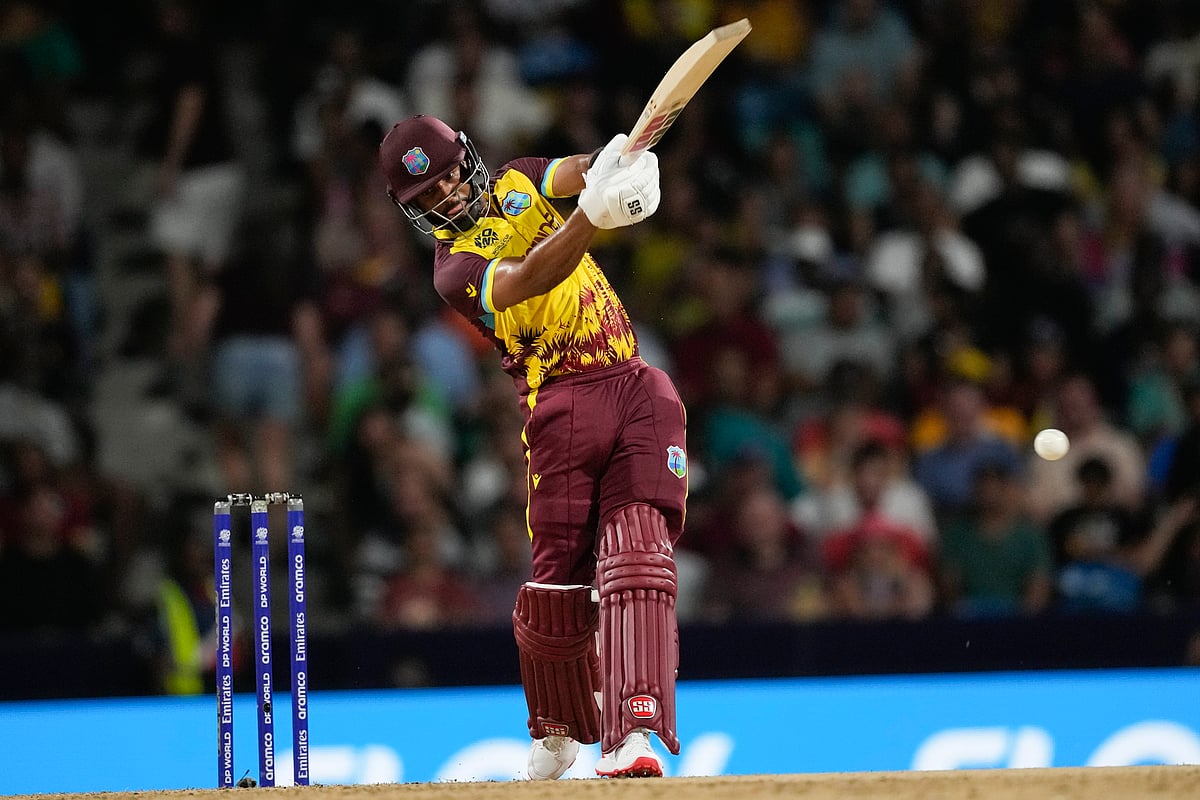 | Photo: AP/Ricardo Mazalan : Shai Hope Playing A shot